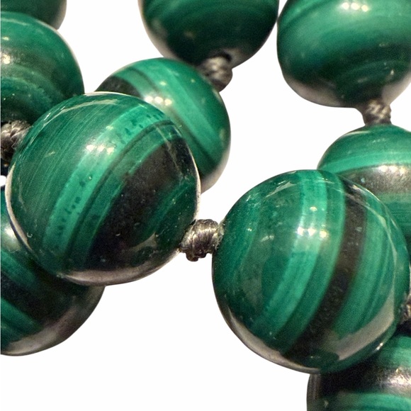 Vintage Malachite Necklace • traditional Hand Knotted silk• Silver gilt clasp - Picture 5 of 10
